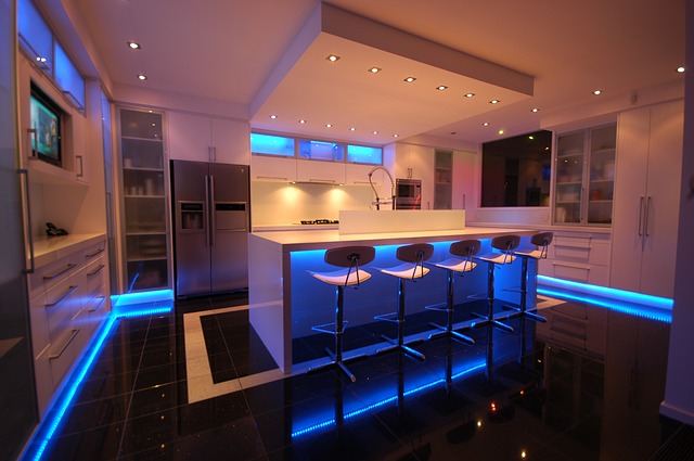 bílá kuchyně, modré osvětlení