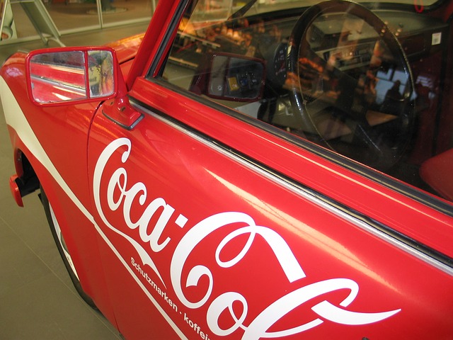 červené auto, polep coca-cola