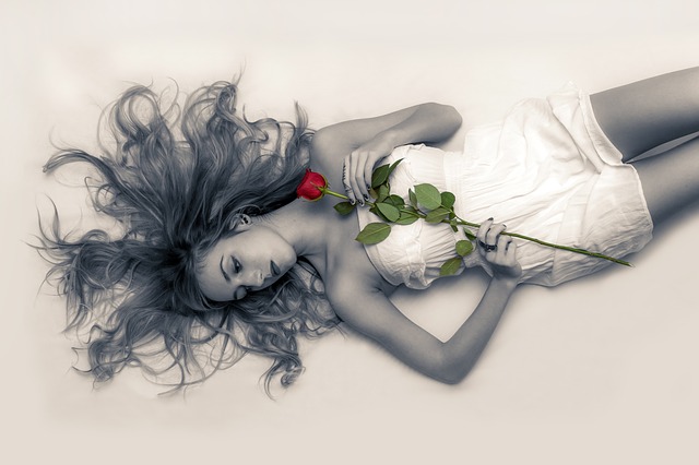 žena, bílé šaty, růže