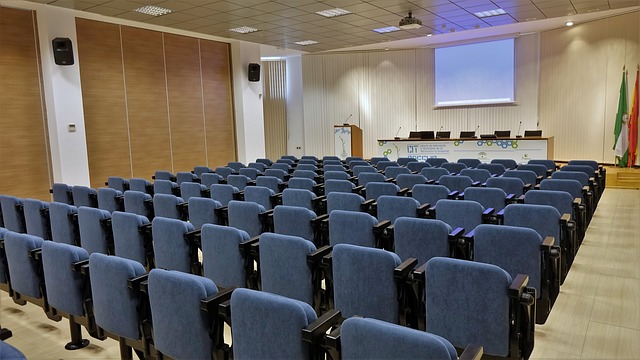 modré židle, přednáškový sál, řečnický pult