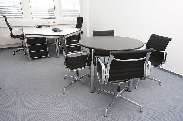 kancelářské stoly a židle