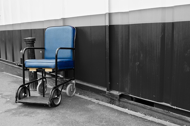 modrý invalidní vozík.jpg