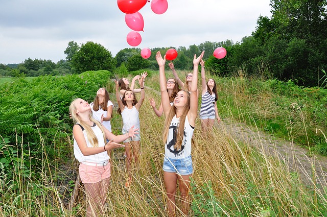 holky s balonkami