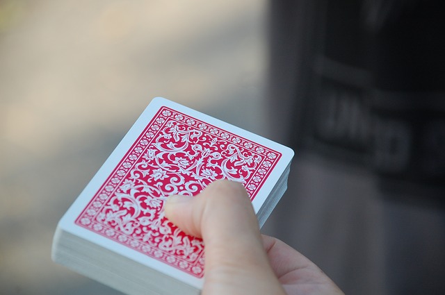 Detail ruky držící balíček karet