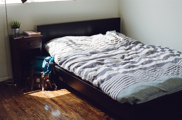 tmavá dřevěná postel, především pohodlná