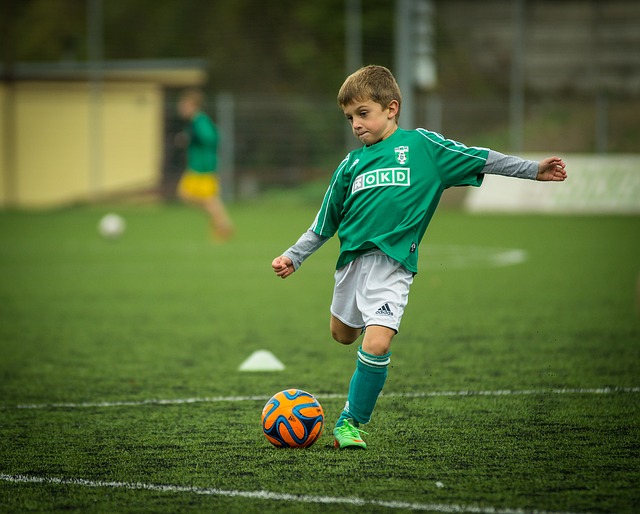 malý fotbalista v zeleném dresu