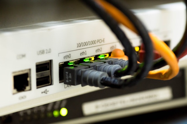 Zadní strana PC – kabely, kterými je připojen k internetu