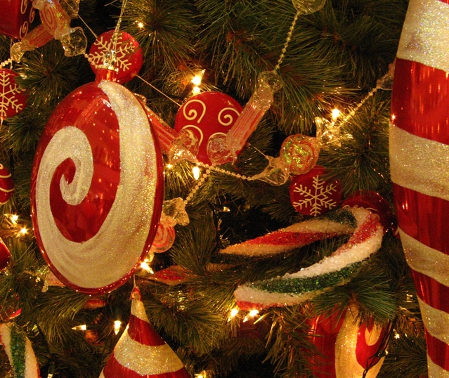 vánoční červená baňka na vánočním stromě
