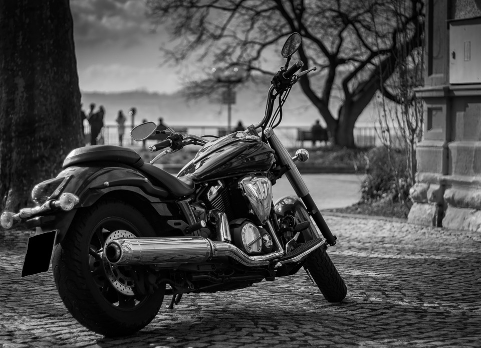 černobílá fotka motocyklu