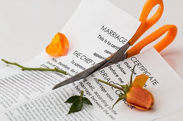 stříhání manželské smlouvy